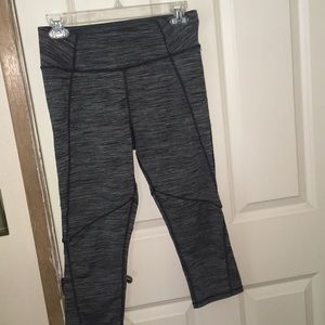 Grey capris yoga pants.